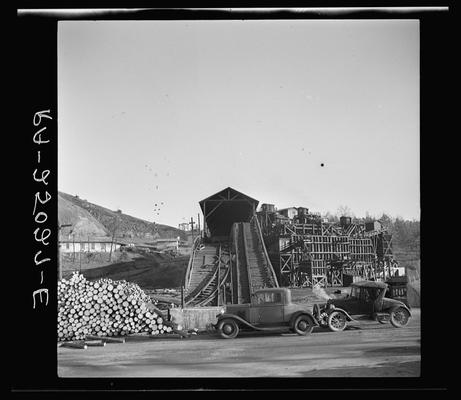 Coal mine at Lewisburg, Alabama. Some of the settlers on homesteads work here
