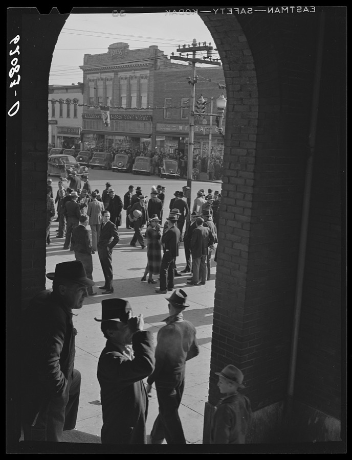 Christmas shoppers. Gadsden, Alabama
