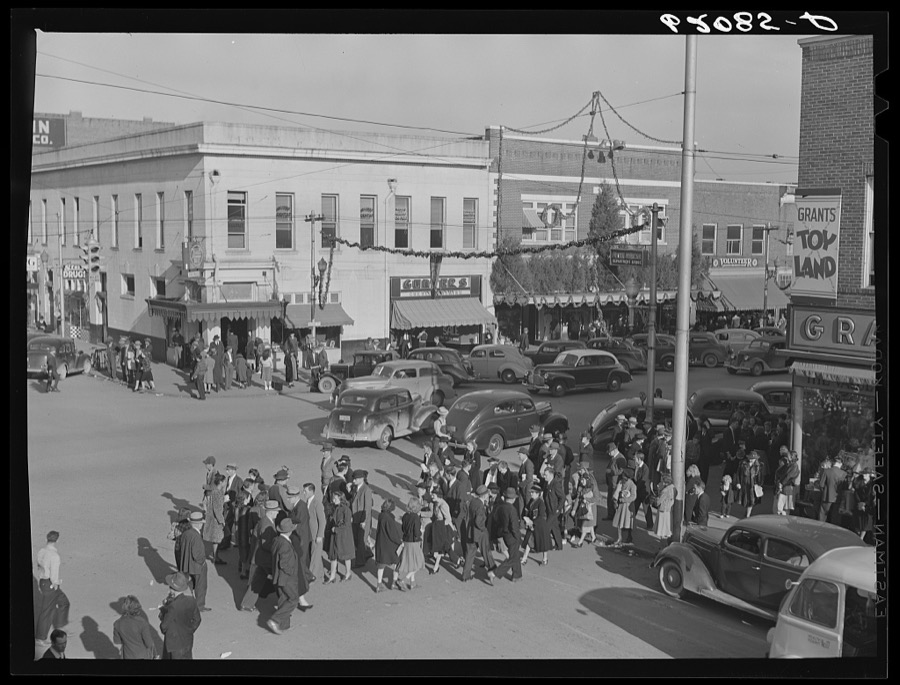 Christmas shopping crowds on main street of Gadsden, Alabama