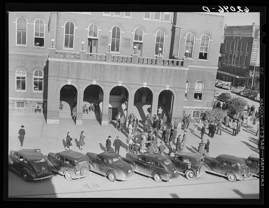 Courthouse. Saturday afternoon. Gadsen, Alabama