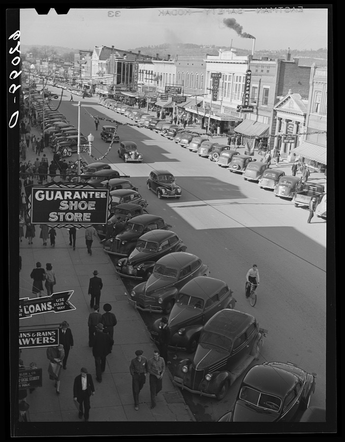 Christmas shopping crowds. Gadsden, Alabama