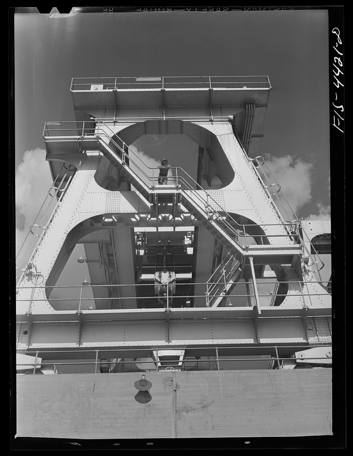 Wheeler Dam, Alabama (Tennessee Valley Authority (TVA)). Gantry crane