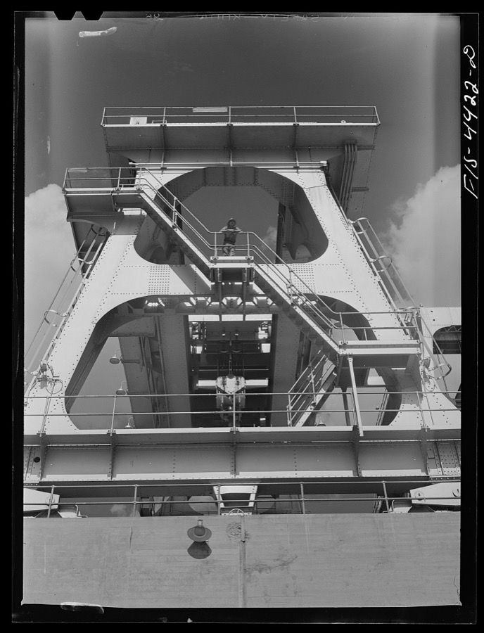 Wheeler Dam, Alabama (Tennessee Valley Authority (TVA)). Gantry crane