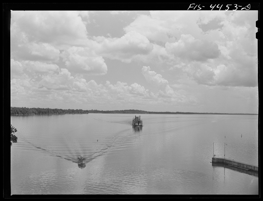 Wheeler Dam, Alabama (Tennessee Valley Authority (TVA)). Excursion steamer approaching lock