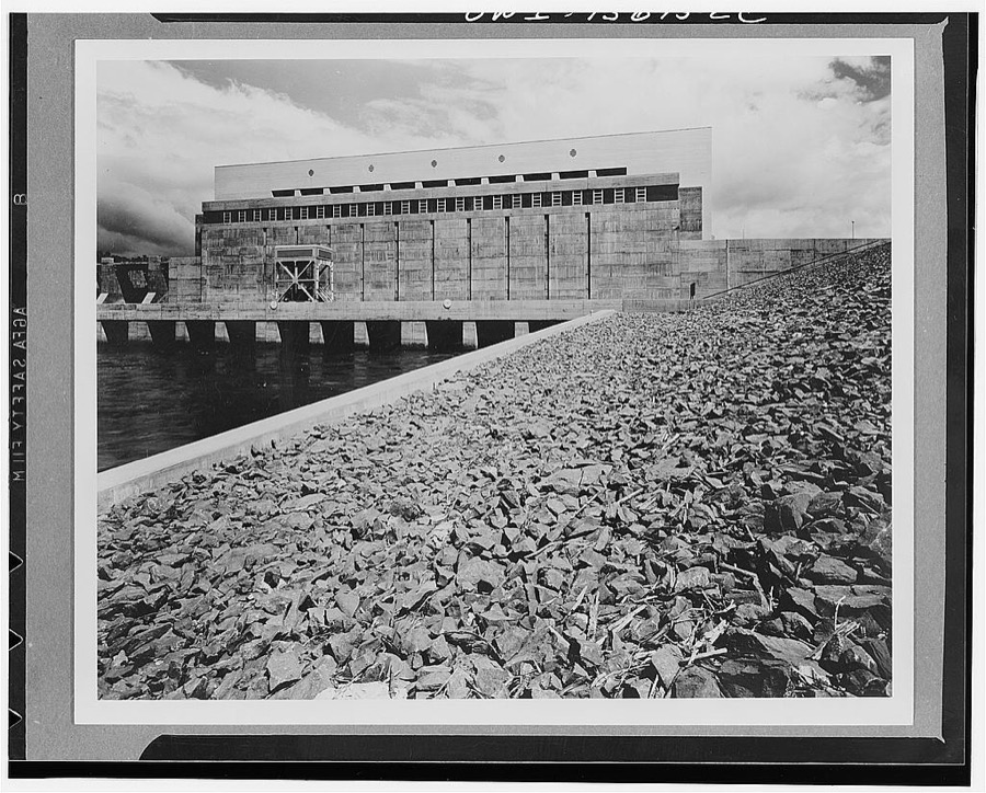 Guntersville Dam and powerhouse. Closeup view of powerhouse. Note texture of concrete on electrical bay which is typical of most TVA (Tennessee Valley Authority) projects. Pattern is produced by alternating directions of grain in adjoining form panels. Rough-sawn lumber is used to make grain more pronounced. Heavy texture conceals color and surface irregularities of concrete and will become particularly valuable as concrete ages. Office floor is above flood level and has continuous glass brick strip