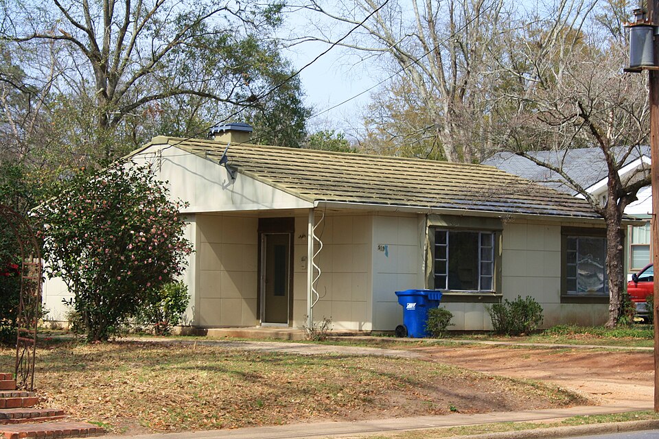 Photograph of J. P. McKee Lustron House