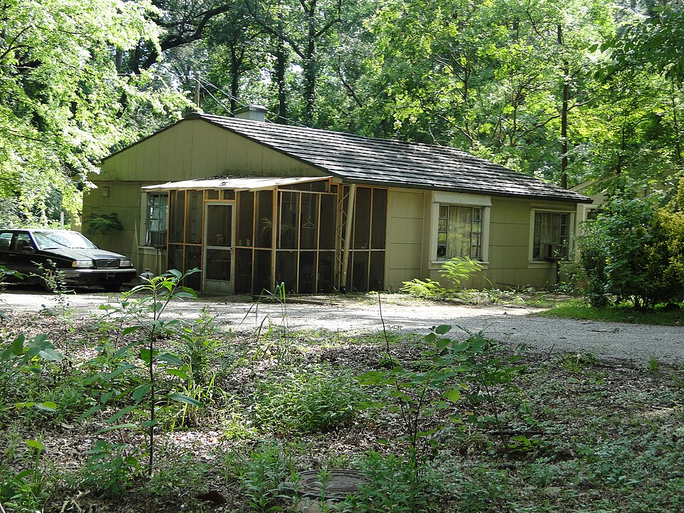 Photograph of John D. and Katherine Gleissner Lustron House