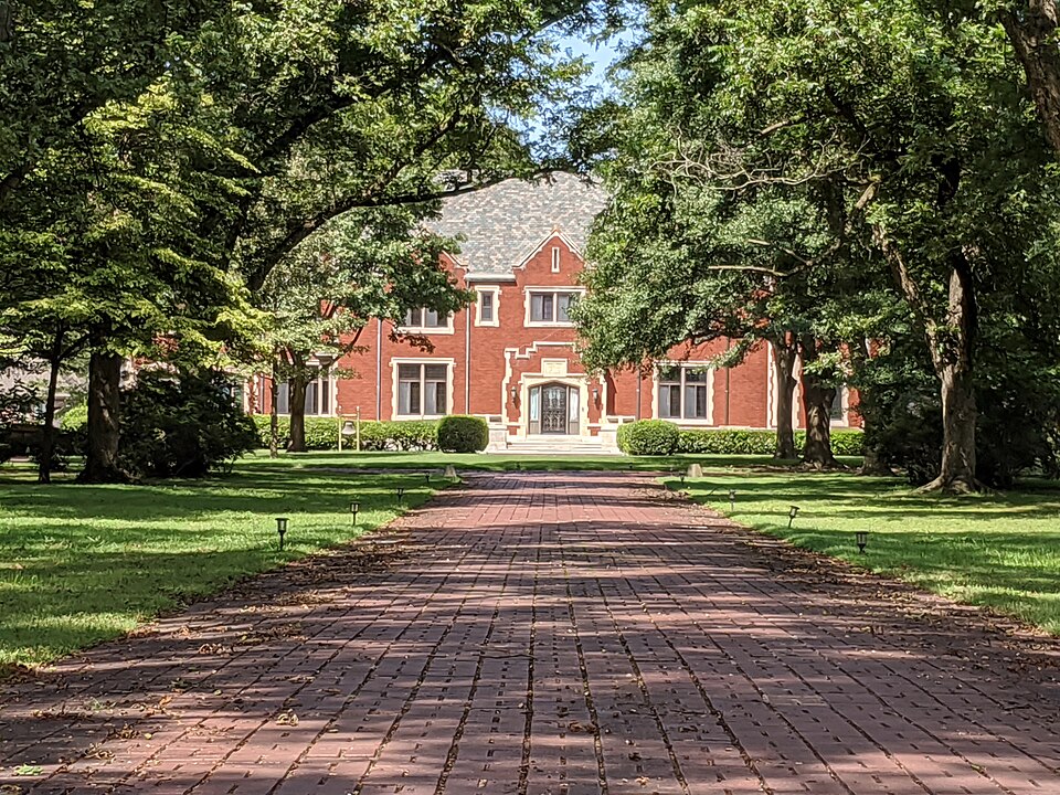 Photograph of Minaret Manor