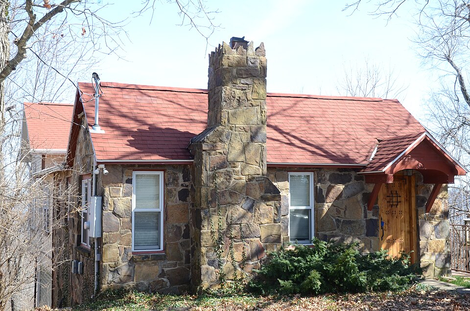 Photograph of Mount Sequoyah Cottages