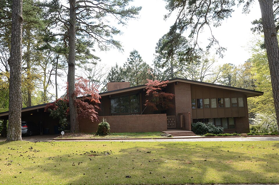 Photograph of Sam and Shirley Strauss House