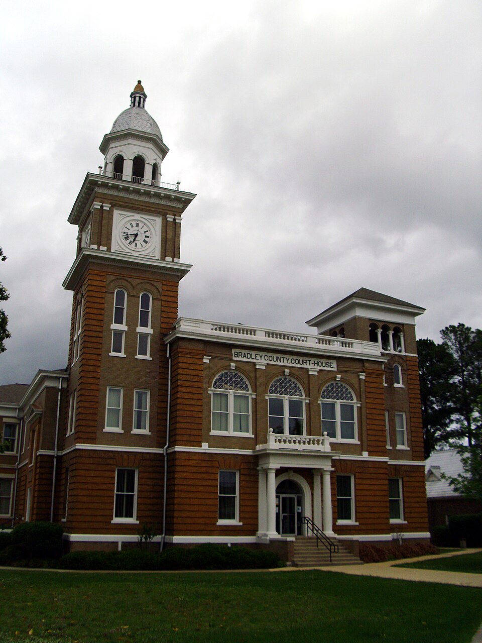 Photograph of Bradley County Courthouse and Clerk's Office