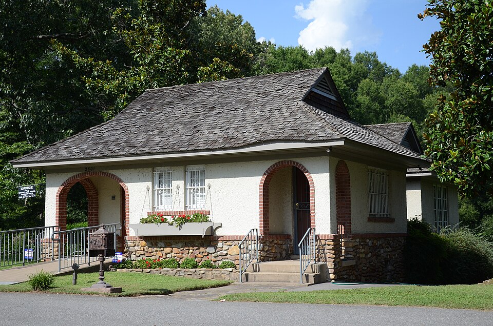 Photograph of Roselawn Memorial Park Gatehouse