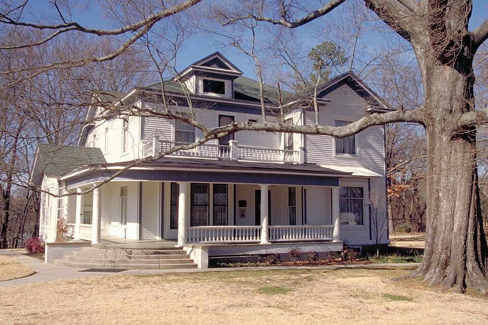 Photograph of Pfeiffer House and Carriage House