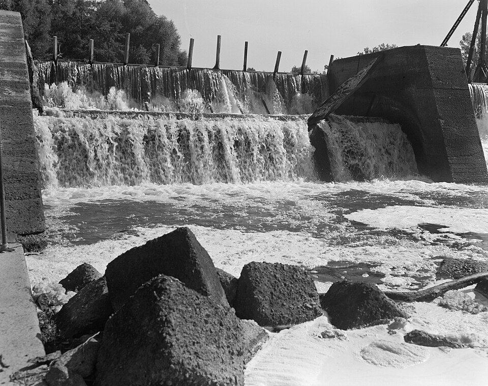 Photograph of Ouachita River Lock and Dam No. 8