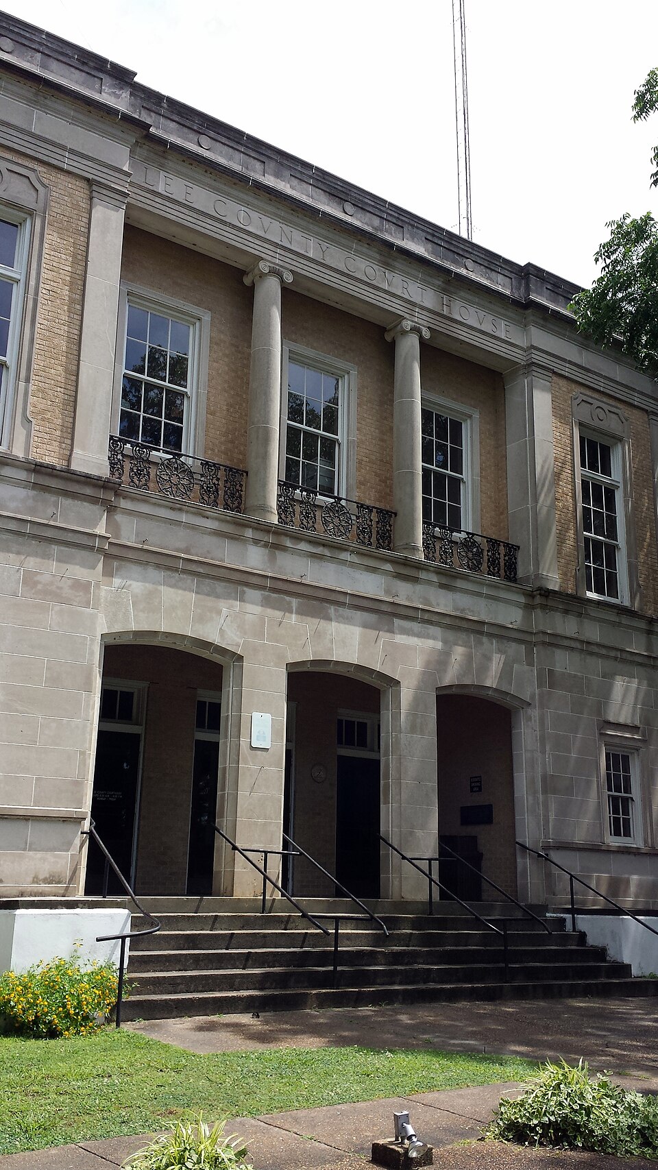 Photograph of Lee County Courthouse