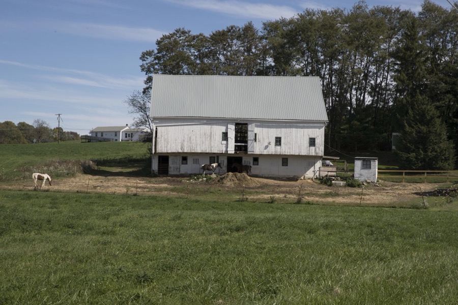 A Stark County, Ohio, barn with a length-wide overhang, or "lean-to," that facilitates work around the barn in inclement weather