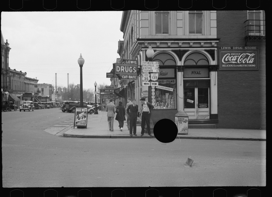 Street scene, Saturday afternoon in Jackson, Ohio