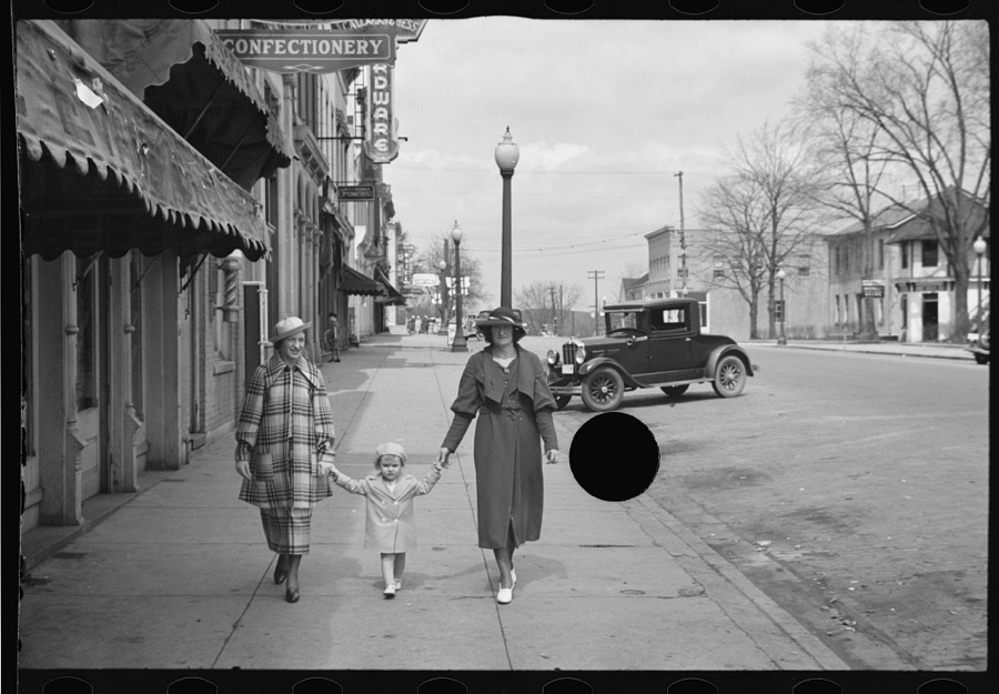 Street scene, Saturday afternoon in Jackson, Ohio