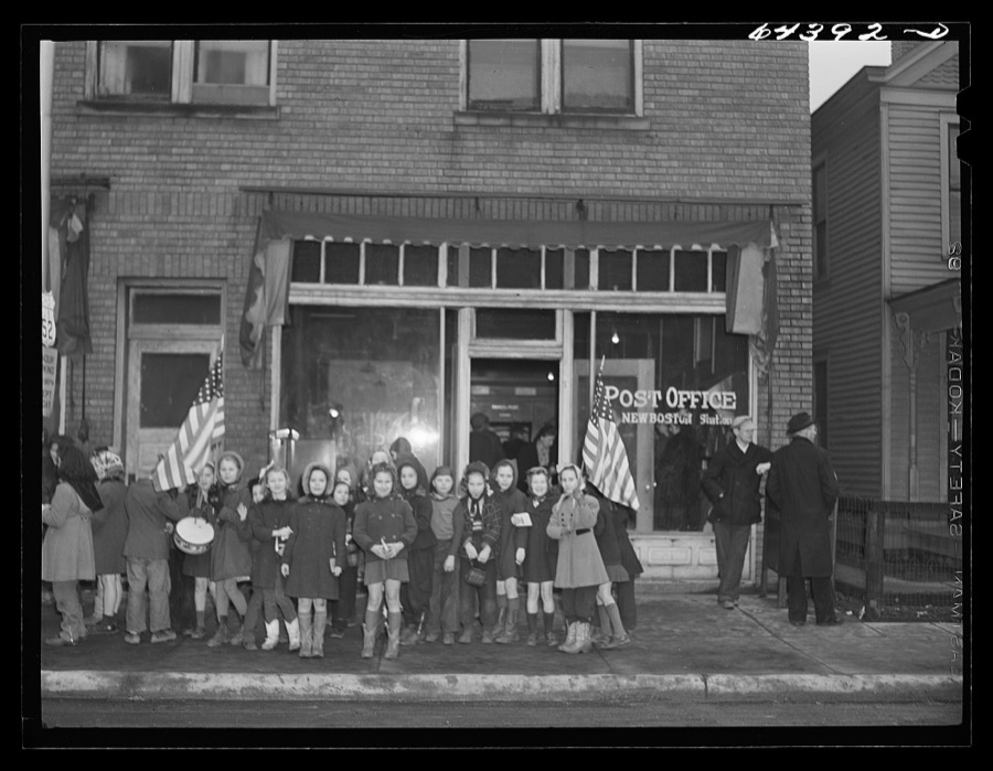 New Boston, Ohio. Schoolchildren at the post office to buy defense stamps
