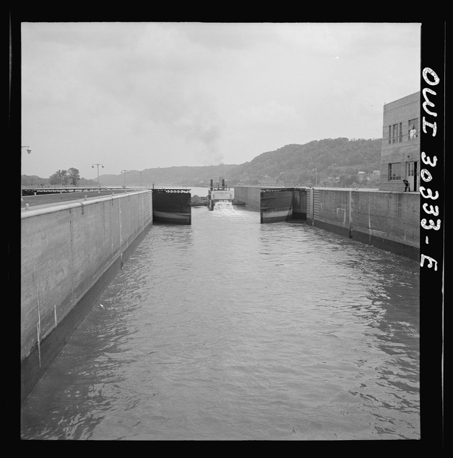 Gallipolis, Ohio. Lock gates closing after Katherine Davis had gone through