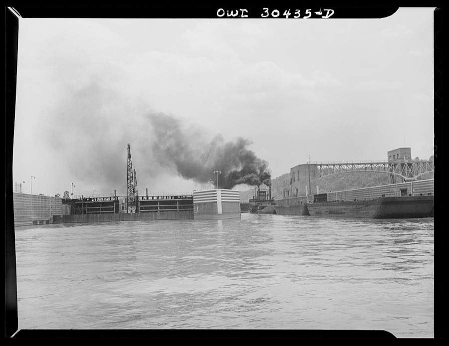 Gallipolis, Ohio. Relationship of roller dam to lock