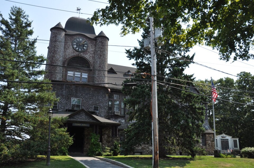 Photograph of Essex Town Hall and TOHP Burnham Library