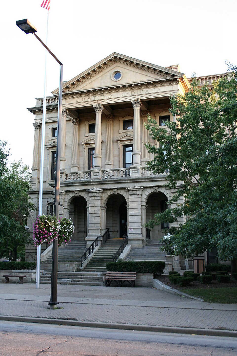 Photograph of Lorain County Courthouse