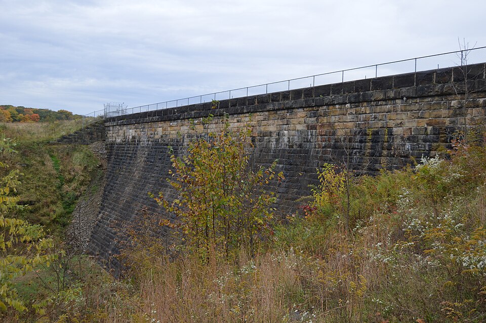 Photograph of Lake Hamilton Dam