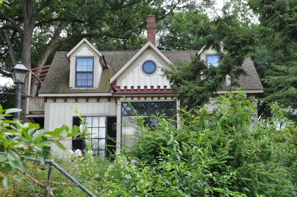 Photograph of House at 2212 Commonwealth Avenue