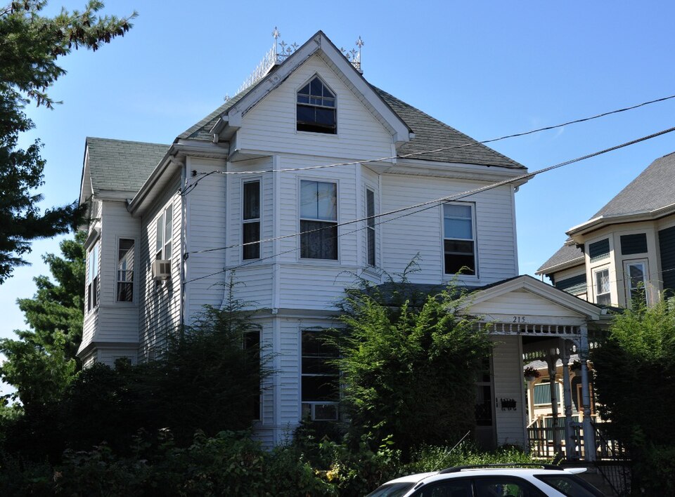 Photograph of Lenoir Dow House
