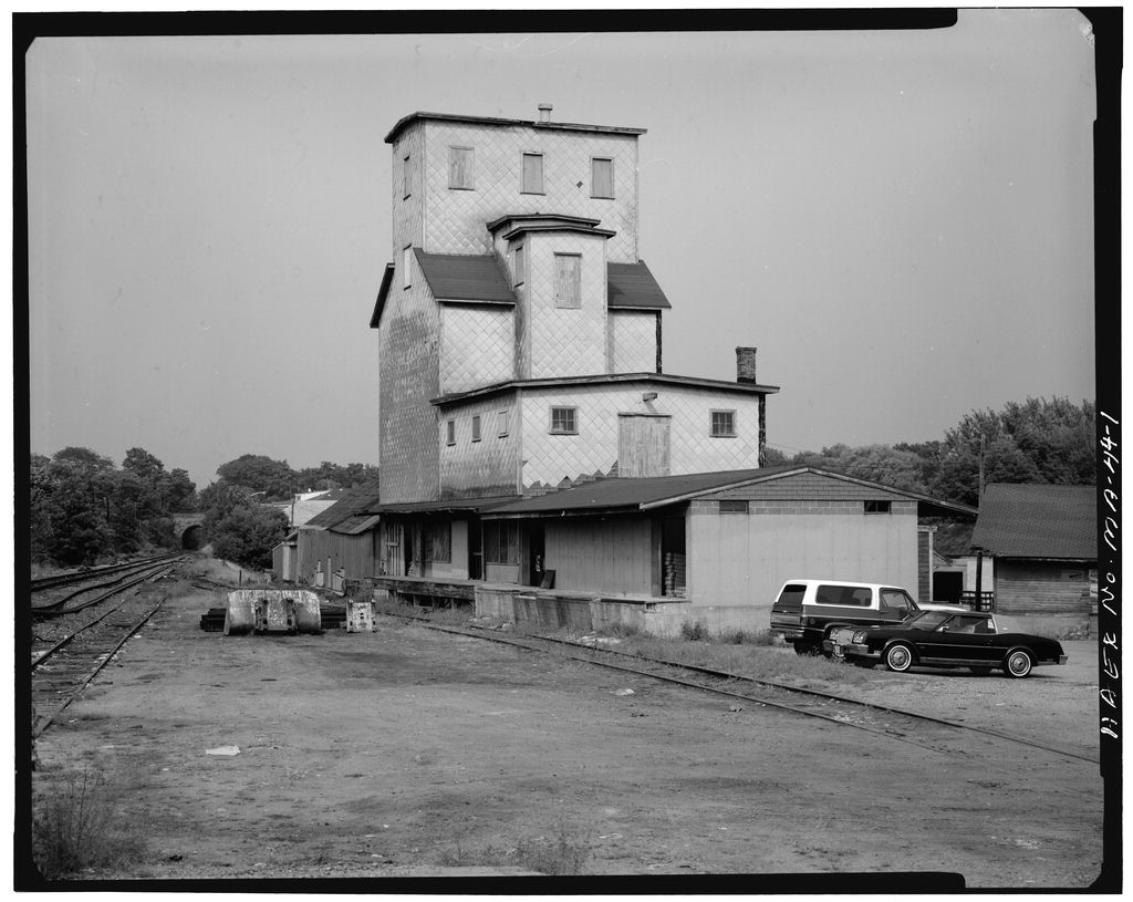 W. K. Gilmore Grain Elevator, photograph filed with the federal survey