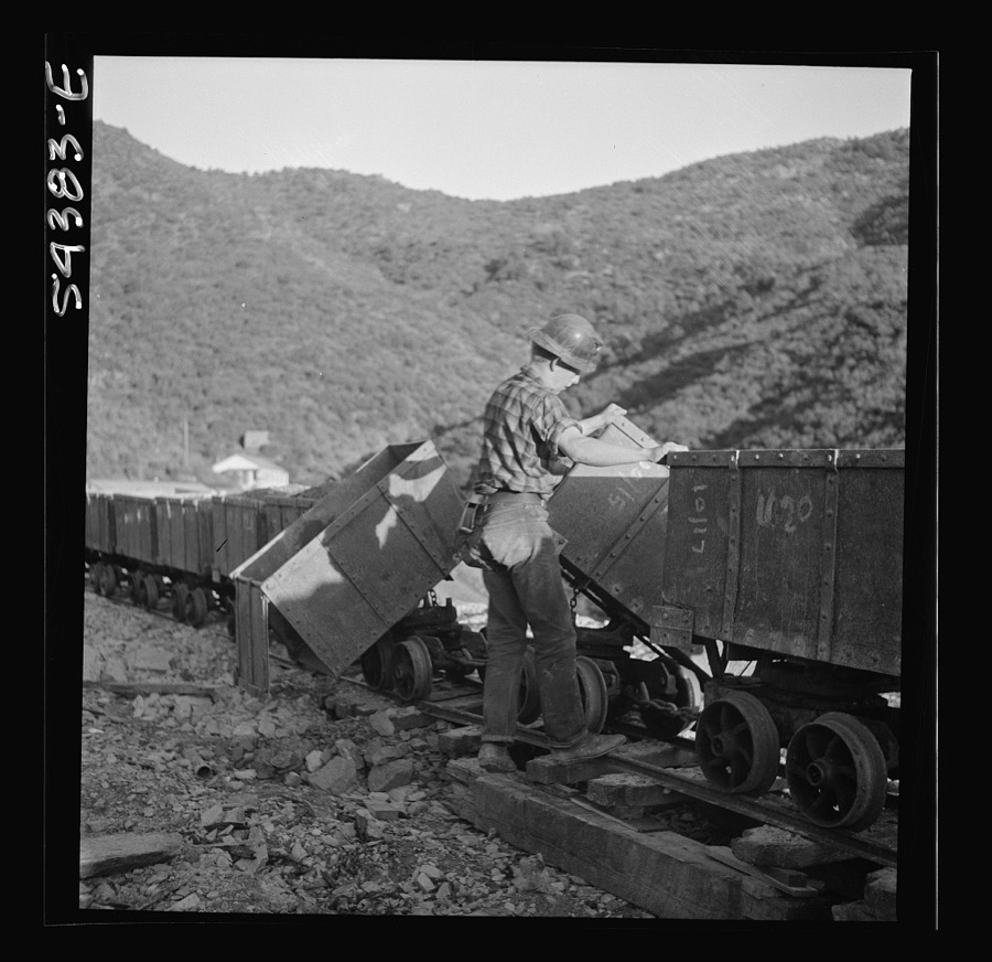 Kingman (vicinity), Arizona. A workman detaching a train of mine cars that have been hauling tungsten ore from the Boriana mine to a recovery plant