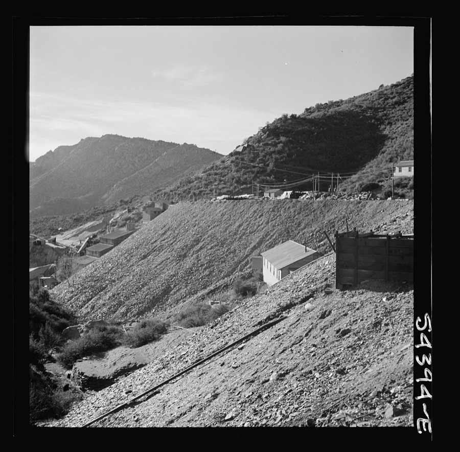 Kingman (vicinity), Arizona. A general view showing a huge waste pile and beyond it the recovery plant where tungsten ore is processed. The ore is mined in the nearby Boriana workings