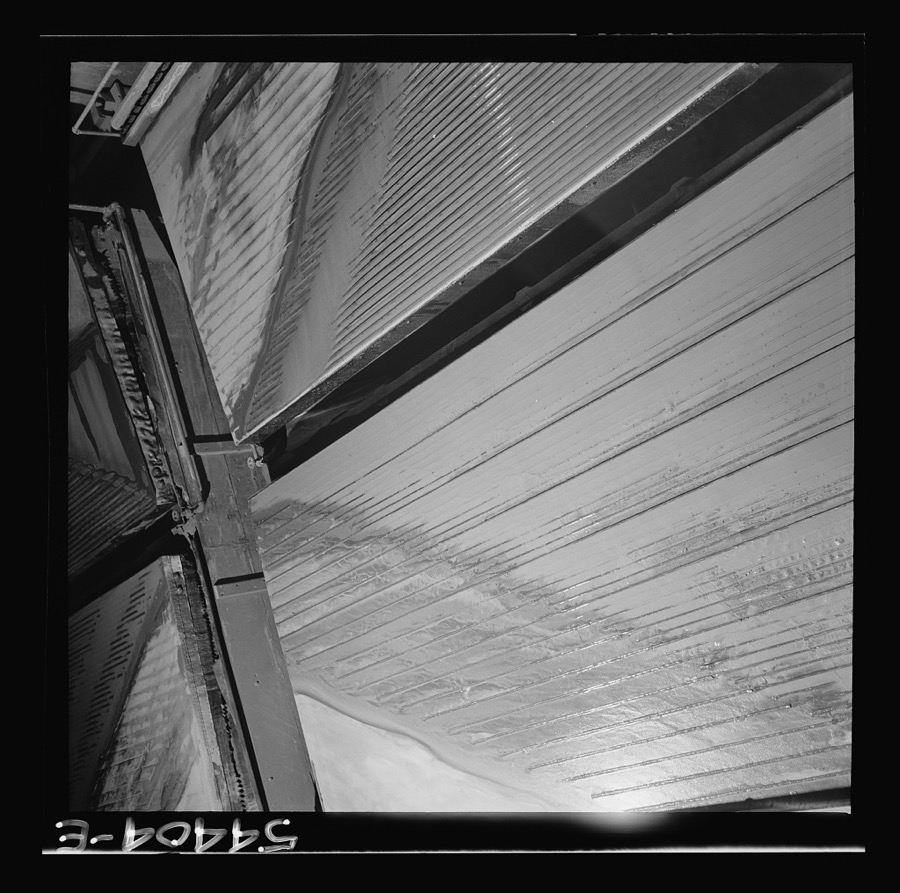Kingman (vicinity), Arizona. Tungsten ore concentrating on tables in a recovery plant near the Boriana mine. There are many vital uses for this ore in the war effort