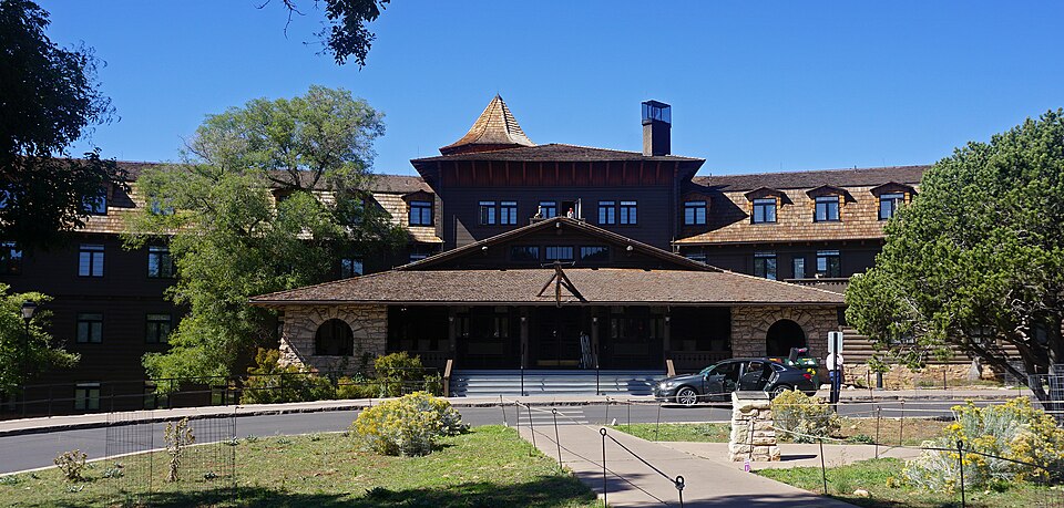Photograph of El Tovar Hotel