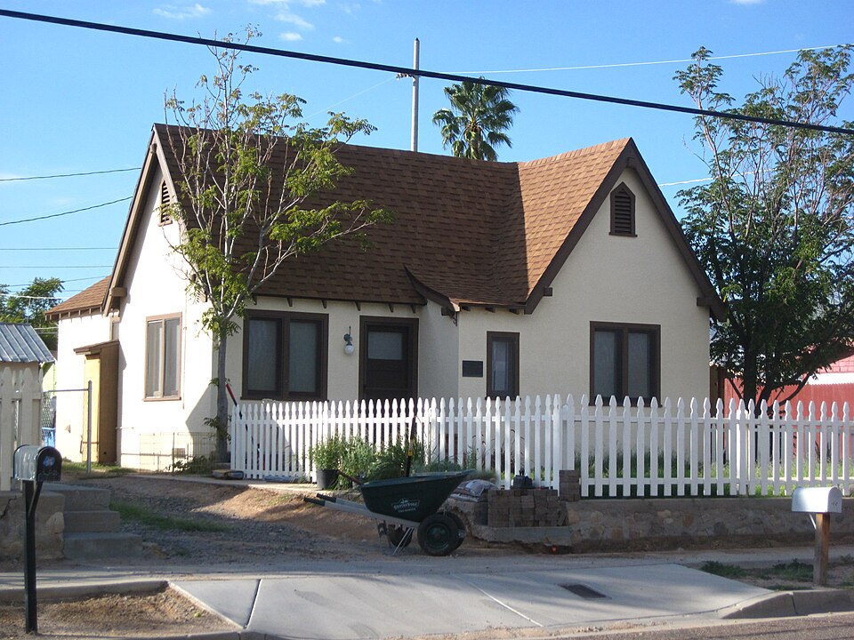 Photograph of House at 160 Apache