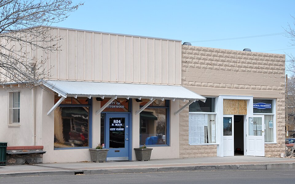 Photograph of Building at 826 North Main Street
