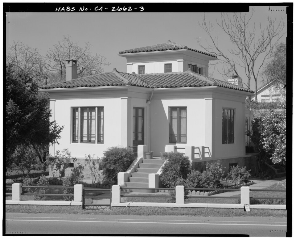 Photograph of Murer House and Gardens