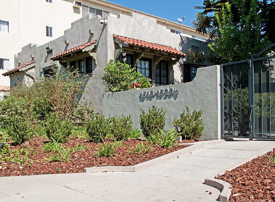 Photograph of Bungalow Court at 1516 N. Serrano Avenue