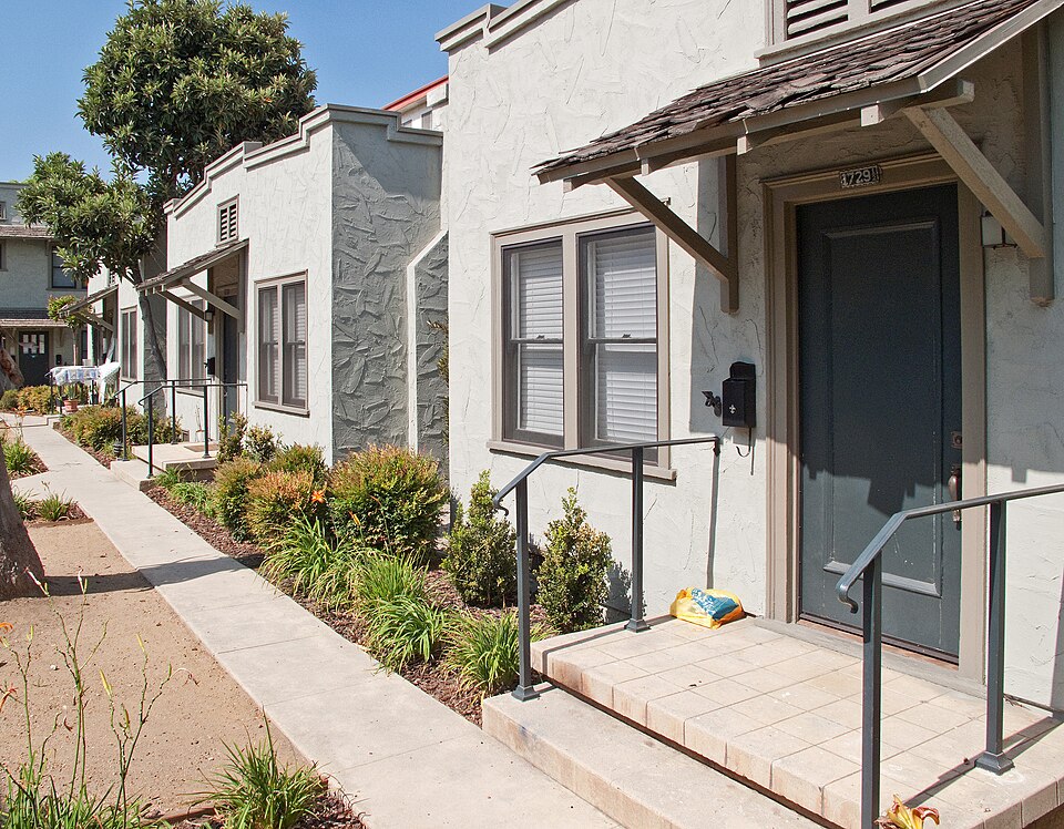 Photograph of Bungalow Court at 1721 N. Kingsley Drive