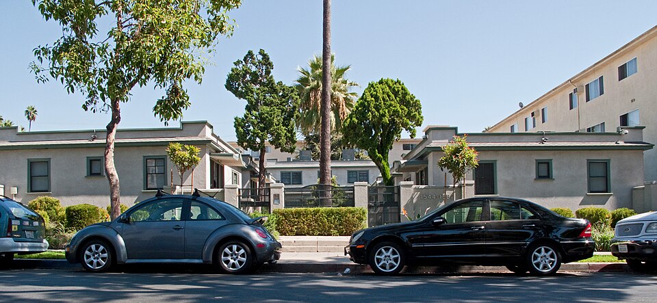 Photograph of Bungalow Court at 1544 N. Serrano Avenue