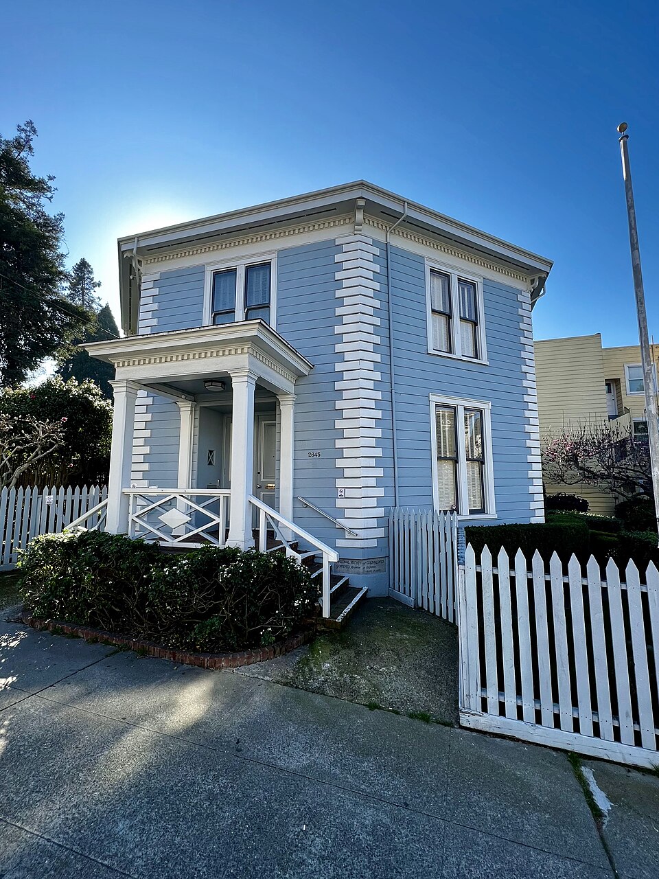 Photograph of McElroy Octagon House