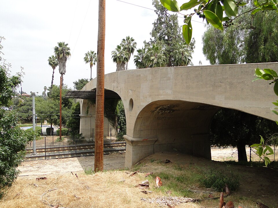 Photograph of Oaklawn Bridge and Waiting Station