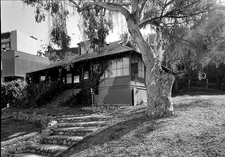 Photograph of Red Rest and Red Roost Cottages
