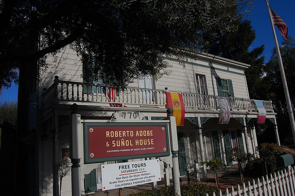 Photograph of Roberto Adobe & Suñol House