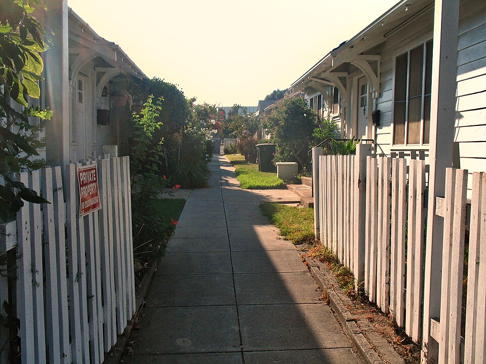 Photograph of Colonial Court