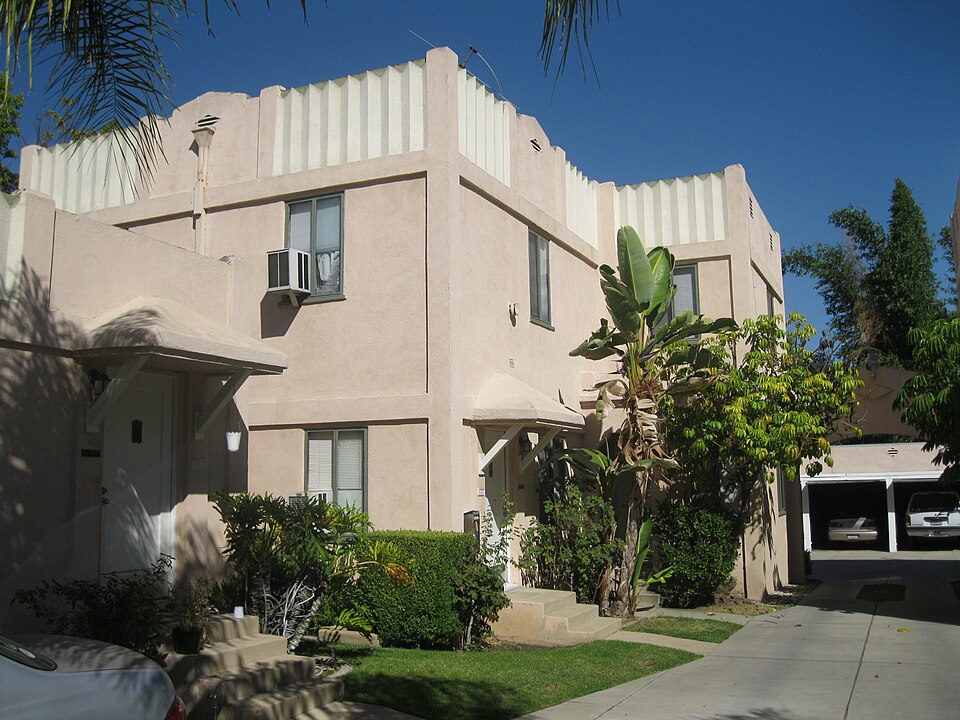 Photograph of Court at 744-756½ S. Marengo Ave.