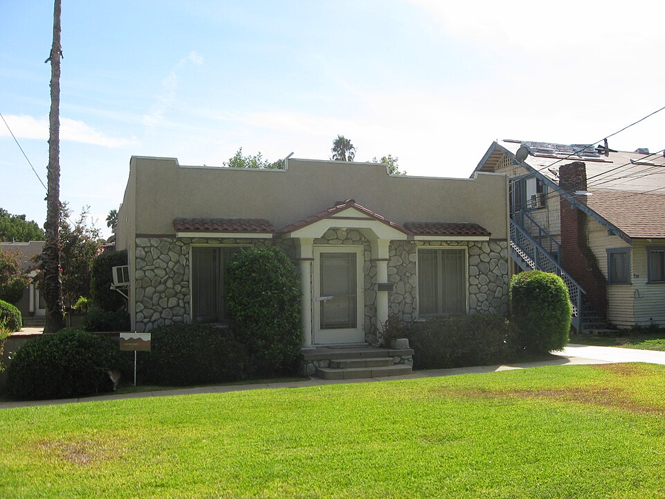 Photograph of Court at 732-744 Santa Barbara St.