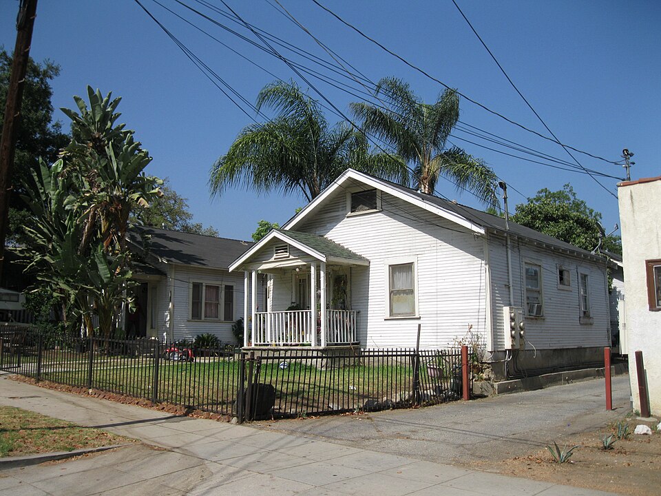 Photograph of Court at 1274-1282 North Raymond Avenue