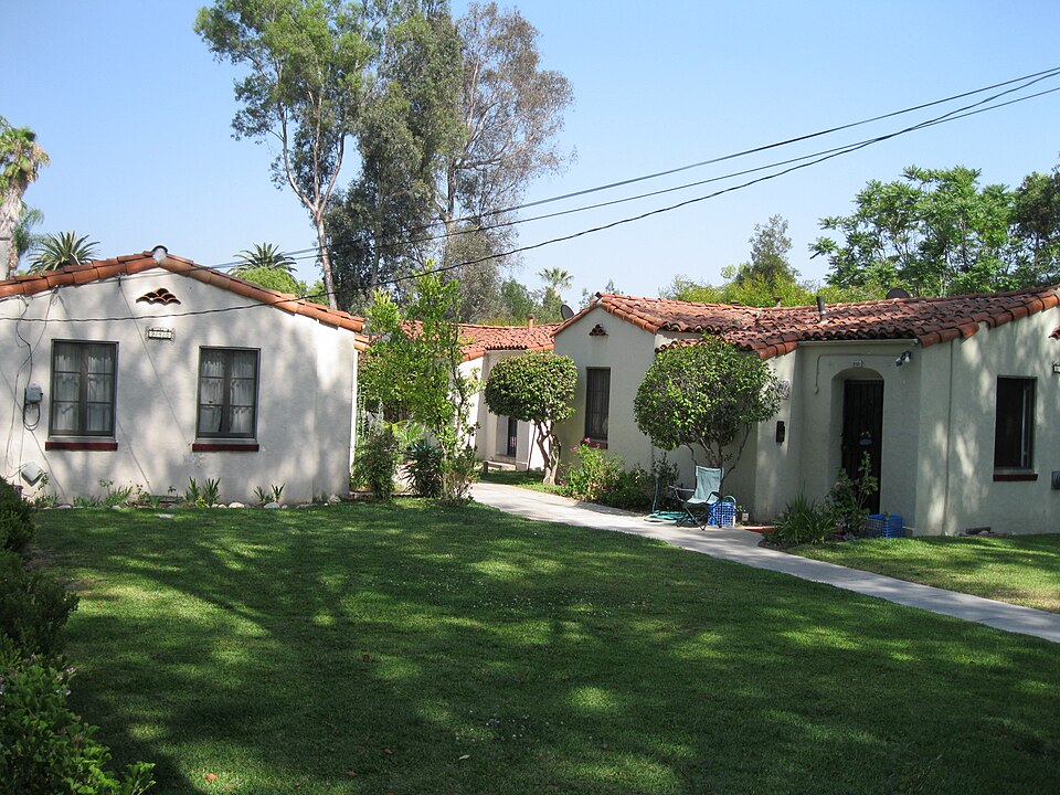 Photograph of Court at 940-948 North Raymond Avenue